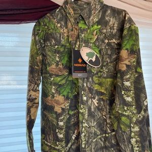 NWT Men’s Med Mossy Oak/Nomad LS Camo Button-Up